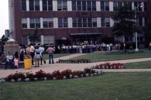 1973 – Students standing outside of the auditorium. By 1977, Cincinnati Technical College enrolled 3,700 (12.5% increase) while other area colleges saw a decrease in enrollment.  