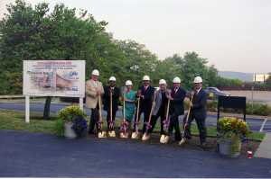 2002 – In the summer of 2002, Cincinnati State held a groundbreaking ceremony for the new Advanced Technology and Learning Center (ATLC). Slated to open in 2004, the $55 million center would add 12 kitchens for the culinary arts program, a 200-seat auditorium, computer labs, a cafeteria, lounges, and a bookstore. Administrators hoped the building would help to create a “real college” feel for the commuter campus.